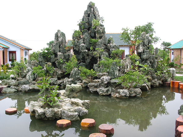 Hòn non bộ đẹp không thể thiếu cho những căn biệt thự nhà vườn