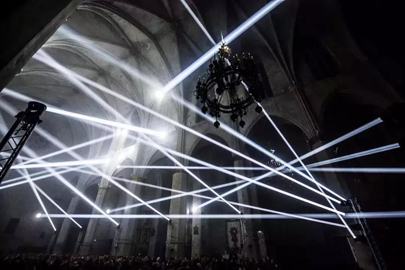 8 nhà thờ nổi tiếng thế giới đã tràn ngập ánh sáng đèn LED