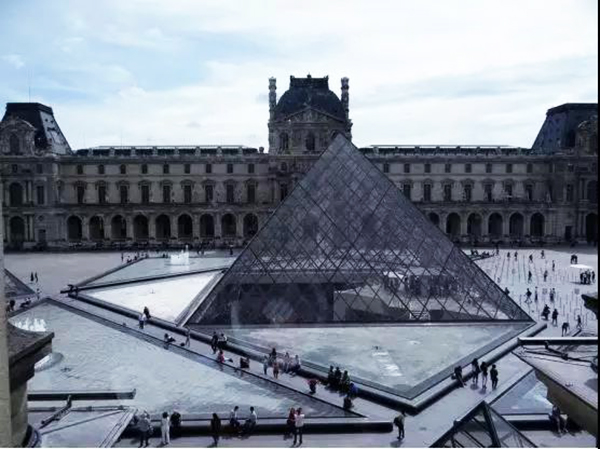 Chiếu sáng mỹ thuật viện bảo tàng Louvre  – thủ đô Paris, Pháp