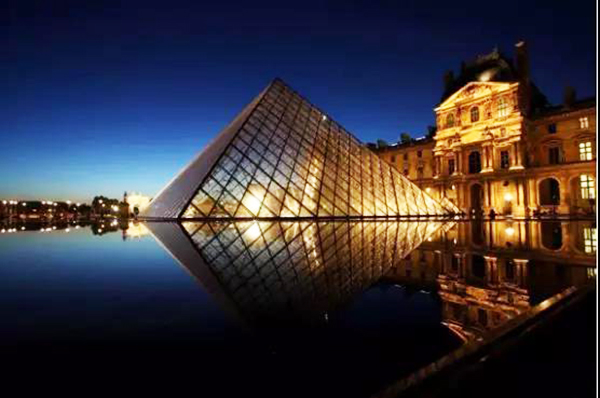 Chiếu sáng nghệ thuật bảo tàng Louvre